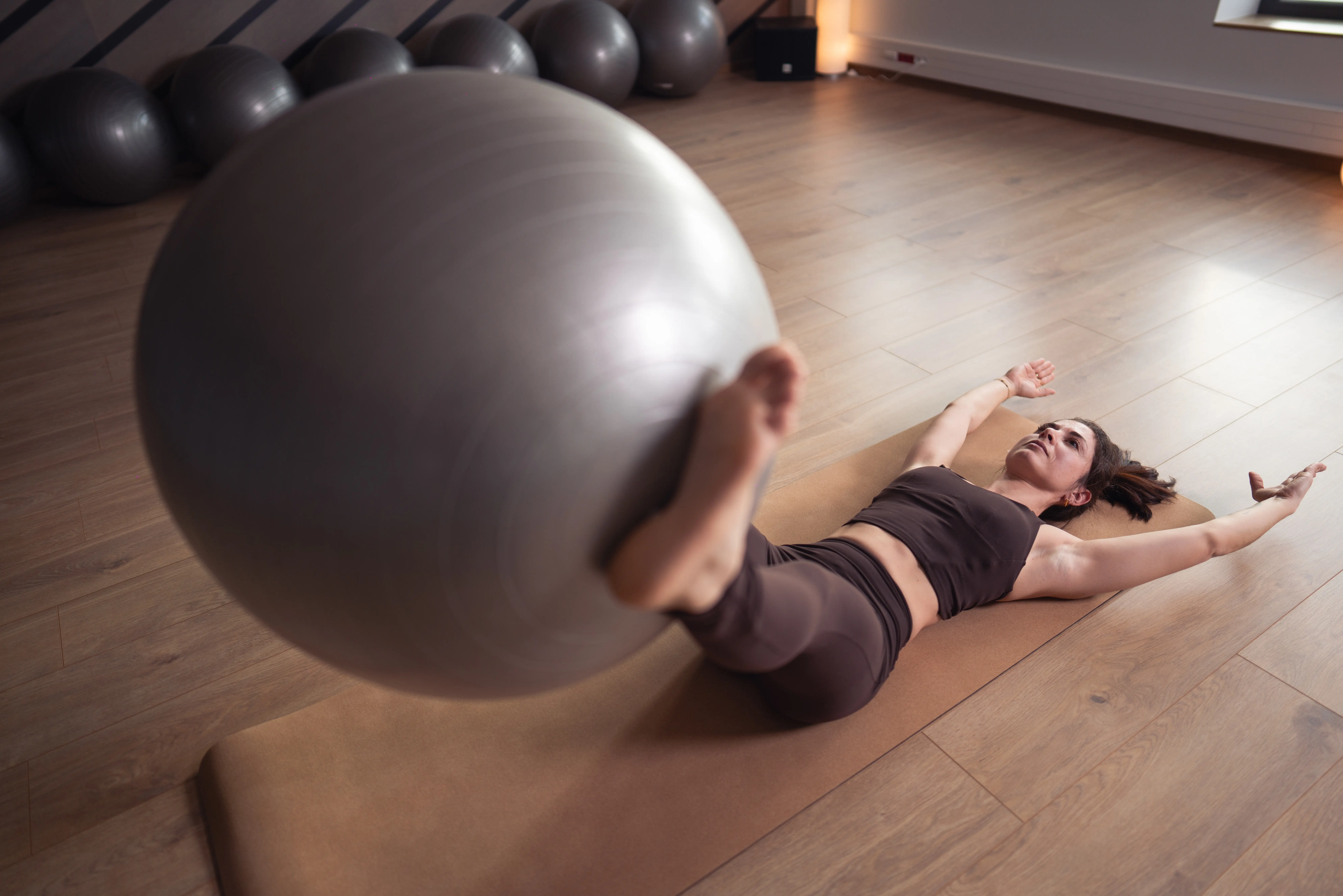 Mal de dos en télétravail : comment le Pilates peut aider